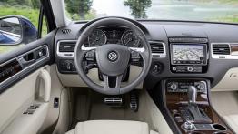 Volkswagen Touareg II Facelifting (2015) - kokpit