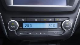 Toyota Avensis III Sedan Facelifting (2015) - panel sterowania wentylacją i nawiewem
