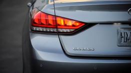 Hyundai Genesis II (2015) - lewy tylny reflektor - włączony
