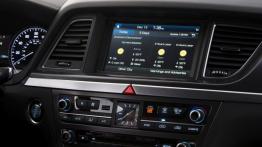 Hyundai Genesis II (2015) - ekran systemu multimedialnego