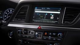 Hyundai Genesis II (2015) - ekran systemu multimedialnego