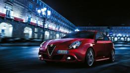 Alfa Romeo Giulietta Sprint (2015) - przód - reflektory włączone