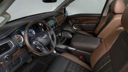 Nissan Titan XD (2016) - widok ogólny wnętrza z przodu