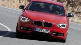 BMW 118i 2012 - przód - reflektory włączone