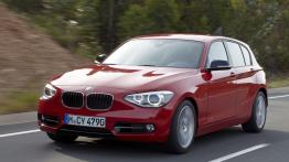 BMW 118i 2012 - przód - reflektory włączone