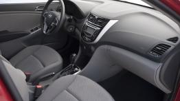Hyundai Accent sedan 2012 - pełny panel przedni