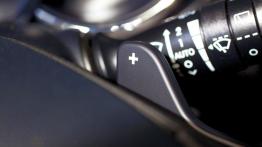 Kia Ceed 2012 - manetka zmiany biegów pod kierownicą