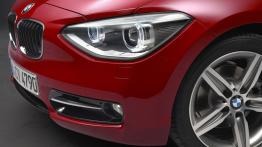 BMW 118i 2012 - lewy przedni reflektor - wyłączony