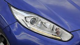 Ford Fiesta ST 2013 - prawy przedni reflektor - włączony
