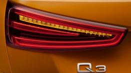 Audi Q3 - lewy tylny reflektor - włączony