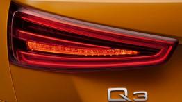 Audi Q3 - lewy tylny reflektor - włączony