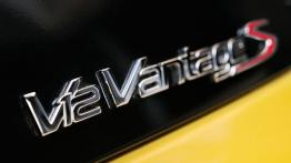 Aston Martin V12 Vantage S (2013) - emblemat