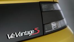 Aston Martin V12 Vantage S (2013) - emblemat
