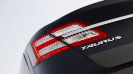 Ford Taurus 2013 - lewy tylny reflektor - włączony