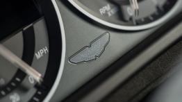 Aston Martin V12 Vantage S (2013) - zestaw wskaźników