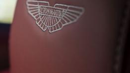Aston Martin V12 Vantage S (2013) - zagłówek na fotelu kierowcy, widok z przodu