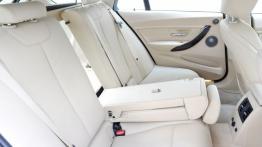 BMW 328i Touring (F31) - tylna kanapa złożona, widok z boku