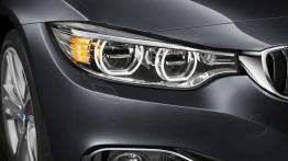 BMW serii 4 Coupe (2014) - prawy przedni reflektor - włączony