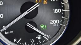 Toyota Land Cruiser 150 Facelifting (2014) - wskaźnik poziomu paliwa w baku
