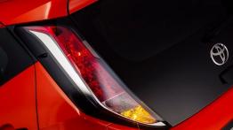Toyota Aygo II (2014) - lewy tylny reflektor - włączony