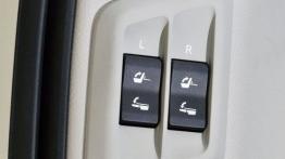 Toyota Land Cruiser 150 Facelifting (2014) - przyciski do składania tylnej kanapy