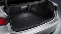 Lexus IS 300h (2014) - tylna kanapa złożona, widok z bagażnika