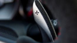 Nissan GT-R Nismo 2014 - manetka zmiany biegów pod kierownicą