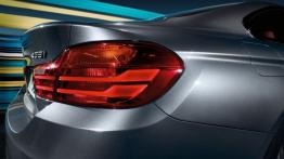 BMW serii 4 Coupe (2014) - prawy tylny reflektor - włączony