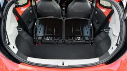 Toyota Aygo II (2014) - tylna kanapa złożona, widok z bagażnika