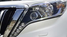Toyota Land Cruiser 150 Facelifting (2014) - lewy przedni reflektor - wyłączony