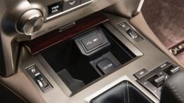 Lexus GX Facelifting (2014) - gniazda w tunelu środkowym