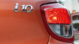 Hyundai i10 II (2014) - prawy tylny reflektor - włączony