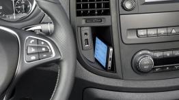 Mercedes Vito III Panel Van 116 CDI (2014) - gniazda multimedialne w konsoli środkowej