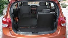 Hyundai i10 II (2014) - tylna kanapa złożona, widok z bagażnika