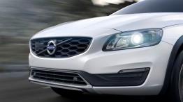 Volvo V60 Cross Country (2015) - przód - reflektory włączone