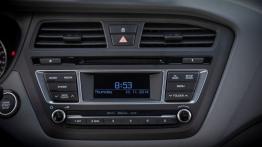 Hyundai i20 II Hatchback Kappa 1.4 MPI (2015) - konsola środkowa