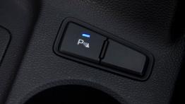 Hyundai i20 II Hatchback Kappa 1.4 MPI (2015) - przycisk na tunelu środkowym