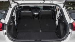 Hyundai i20 II Hatchback Kappa 1.4 MPI (2015) - tylna kanapa złożona, widok z bagażnika