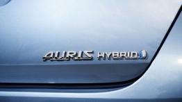Toyota Auris II Hatchback Facelifting Hybrid (2015) - emblemat