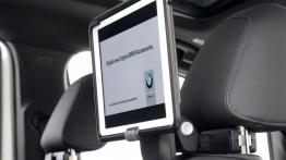 BMW 220i Gran Tourer (2015) - ekran systemu multimedialnego z tyłu