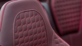 Aston Martin Vanquish Volante (2015) - zagłówek na fotelu pasażera, widok z przodu