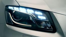 Audi Q5 - prawy przedni reflektor - włączony