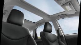 Toyota Prius V Facelifting (2015) - szyberdach od wewnątrz