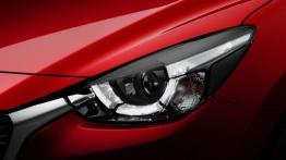 Mazda Demio IV (2015) - lewy przedni reflektor - włączony