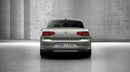 Volkswagen Passat B8 sedan (2015) - tył - reflektory włączone