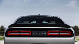 Dodge Challenger III Facelifting (2015) - tył - reflektory włączone