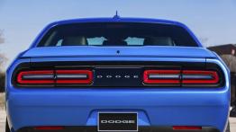 Dodge Challenger III Facelifting (2015) - tył - reflektory włączone