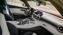 Mercedes-AMG GT S (2015) - widok ogólny wnętrza z przodu