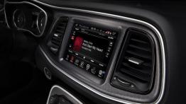 Dodge Challenger III Facelifting (2015) - radio/cd/panel lcd