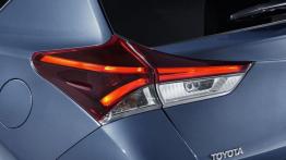 Toyota Auris II Hatchback Facelifting Hybrid (2015) - lewy tylny reflektor - włączony